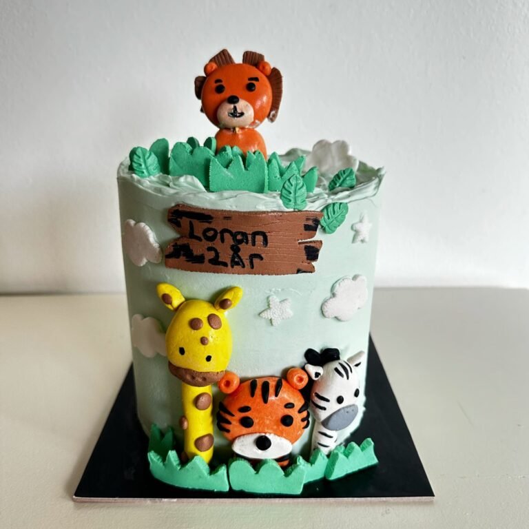 Skreddersydd kake med motiv av skogsdyr, laget av KupKek etter kundens ønske
