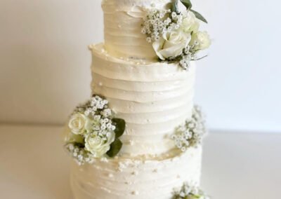 3-lags hvit bryllupskake med blomster