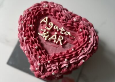 En rødt hjerte designed bursdagskake
