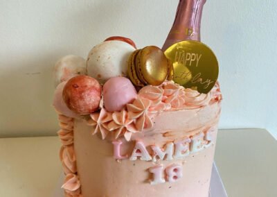 rosa 18-årsdagskake med en miniatyrvinflaske